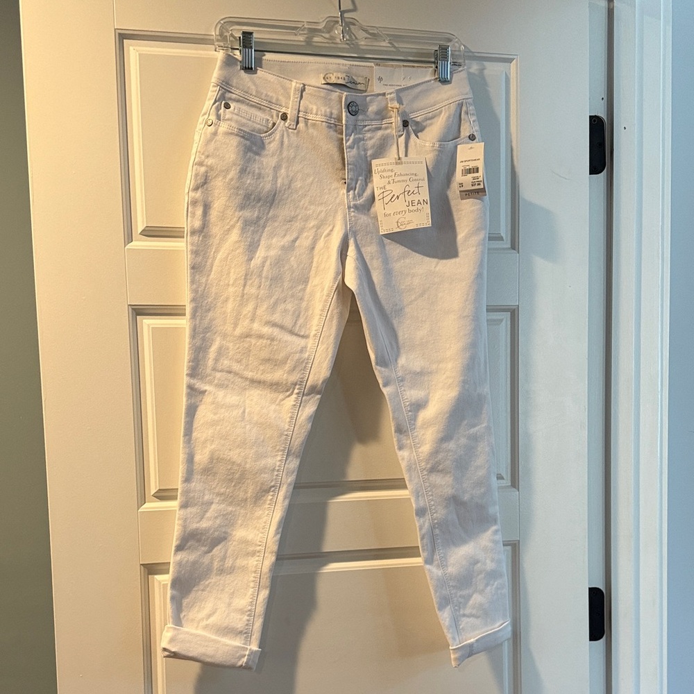 New with Tags Elegant White Cropped Jeans